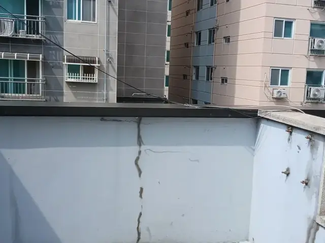 난간벽 상단 균열부와 후레싱 마감 작업 이후