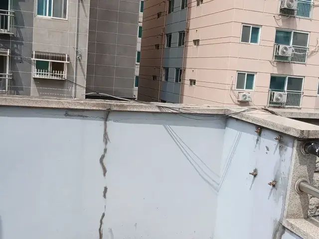 난간벽 상단 균열부와 후레싱 마감 작업 이전