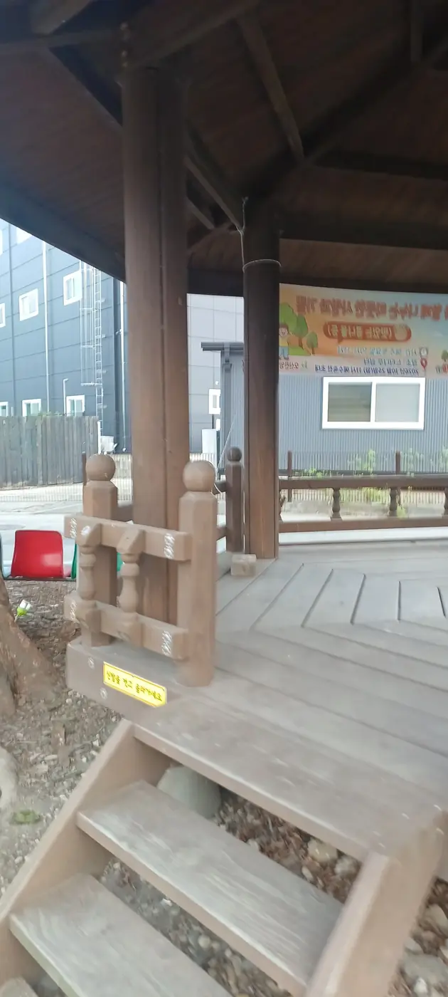 파고라 출입 계단과 난간 기둥 접합부 정비 대상 부위