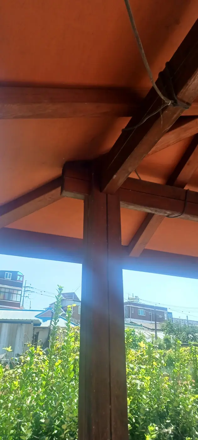 파고라 서까래와 기둥 상단 접합부 보수 진행 중
