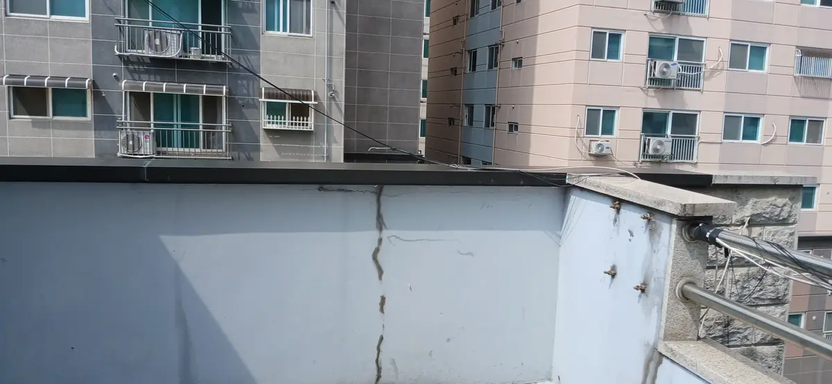 시공 후 후레싱으로 마감된 옥상 난간벽 상단
