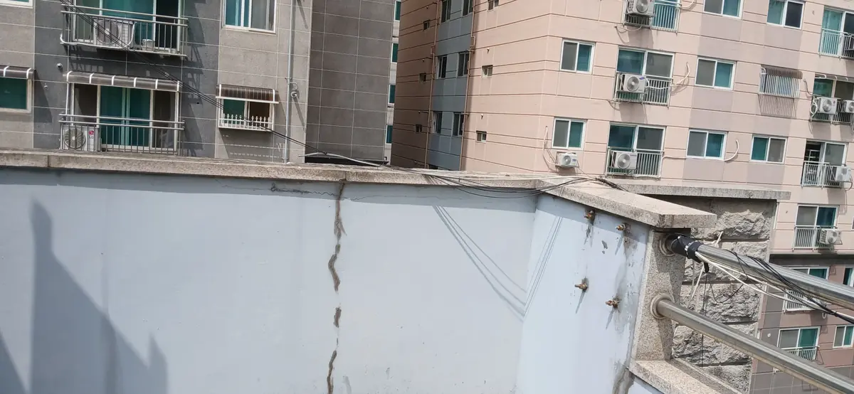시공 전 옥상 난간벽 상단 마감 없는 모습과 세로 균열