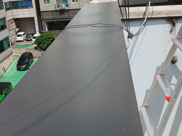난간 상단 후레싱 작업 모습